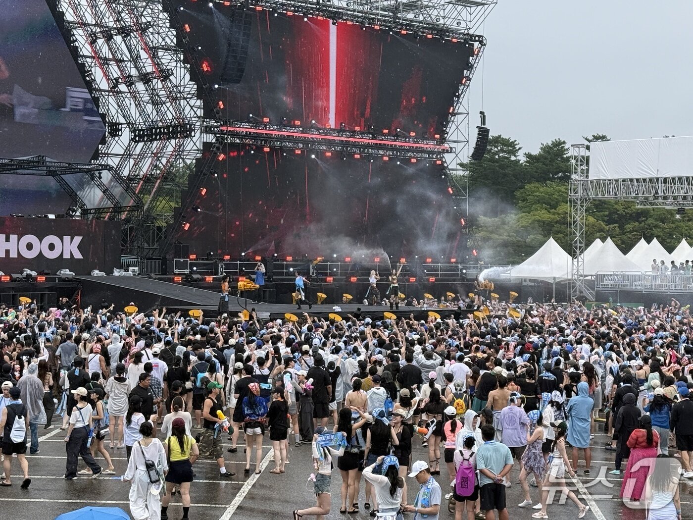본문 이미지 - 22일 강원 속초 한화리조트 설악 쏘라노에서 열린 '워터밤 속초 2026'에서 관람객들이 공연을 즐기고 있다. 사진=황지현 기자.