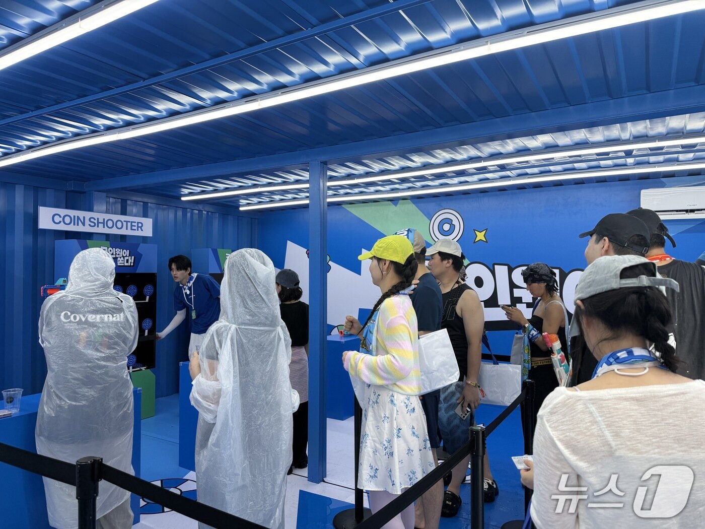 본문 이미지 - 22일 강원 속초 한화리조트 설악 쏘라노에서 열린 '워터밤 속초 2026' 행사장에 마련된 코인원 브랜드 체험 부스 내부 모습. 사진=황지현 기자.