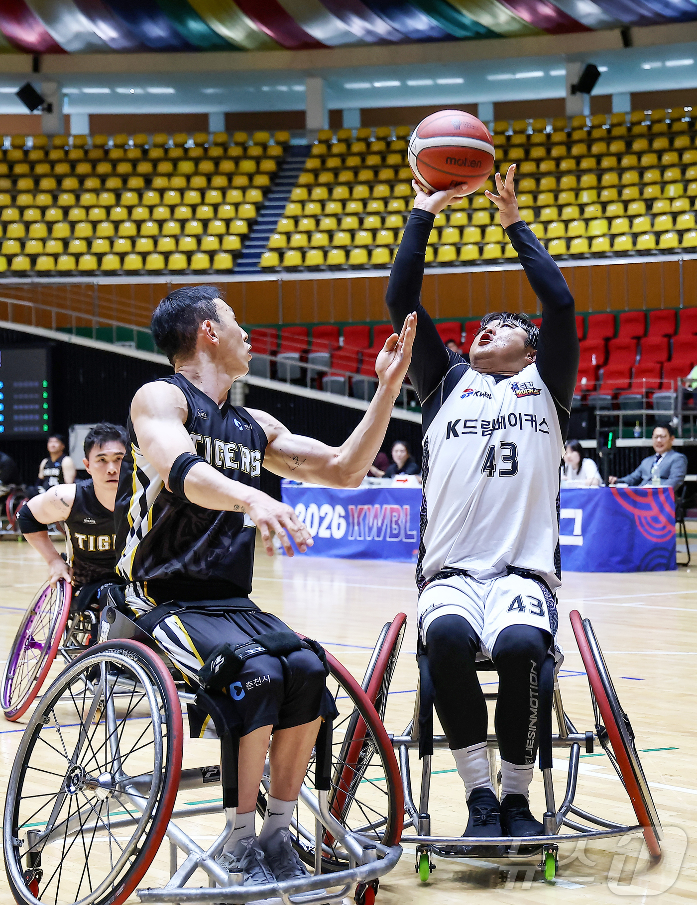 (서울=뉴스1) 김진환 기자 = 22일 오후 제주한라체육관에서 '2026 KWBL 휠체어농구리그' K드림메이커스와 춘천타이거즈 경기에서 K드림메이커스 최연욱이 수비를 피해 슛을 쏘 …