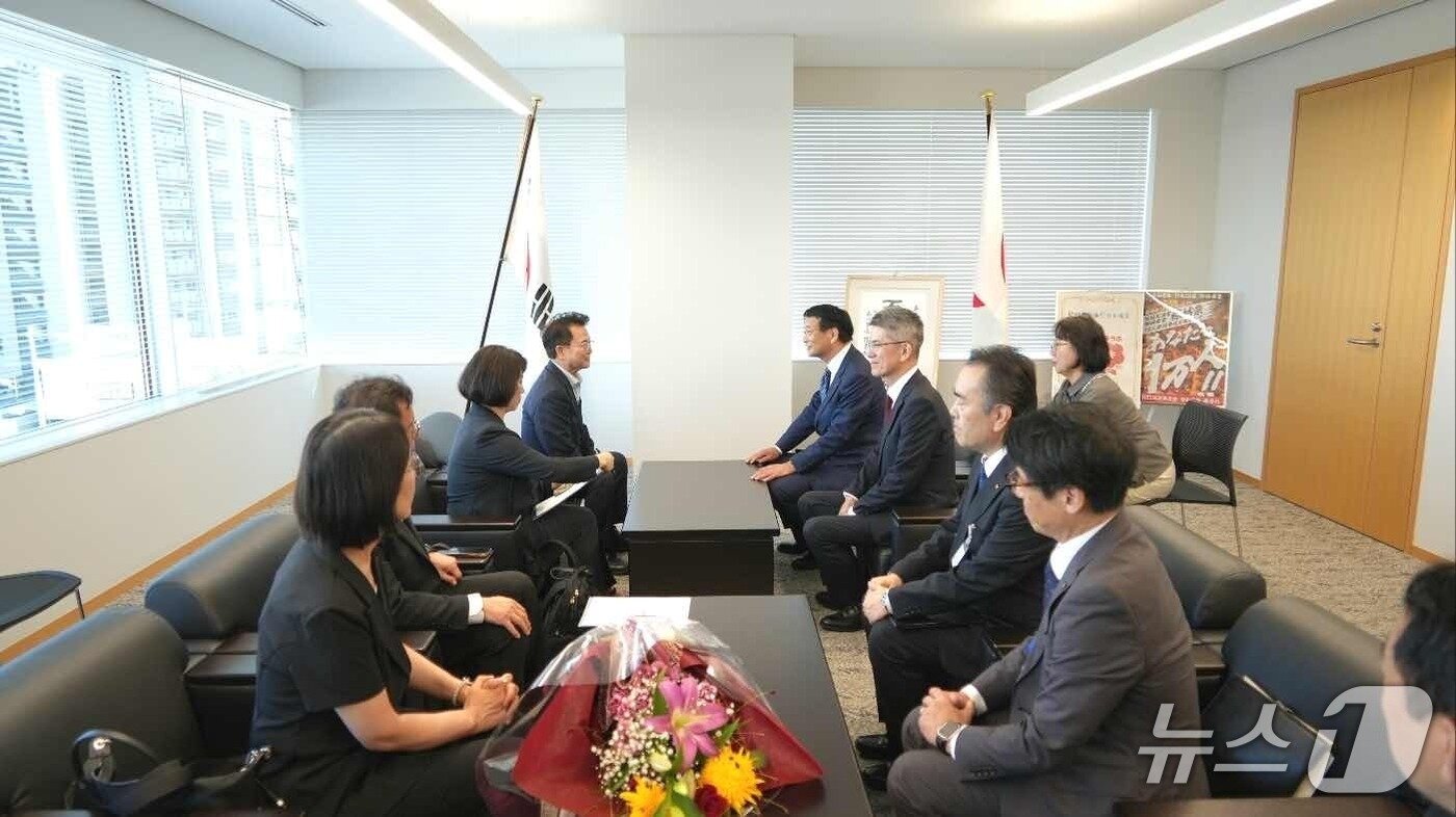 본문 이미지 - 육동한 춘천시장과 이케다 유타카 호후시장이 22일 일본 호후시청에서 을 만나 이야기를 나누고 있다.(춘천시 제공, 재판매 및 DB금지) 