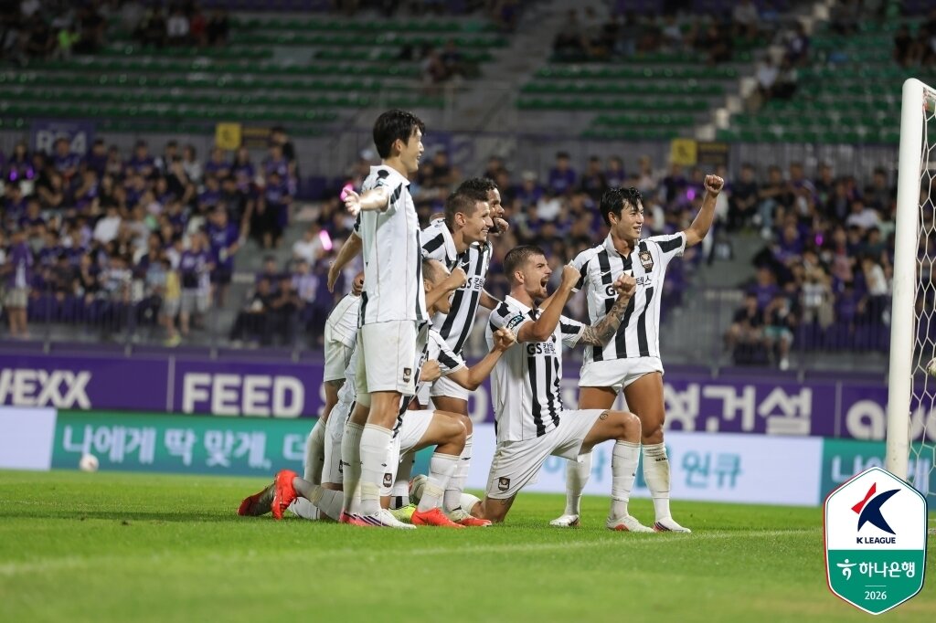 본문 이미지 - 단체 세리머니를 하는 서울(한국프로축구연맹 제공) 