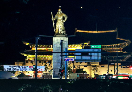 불꺼진 이순신 장군 동상과 경복궁