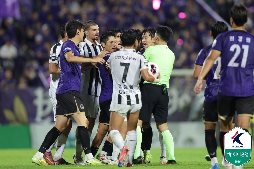 본문 이미지 -  신경전을 벌이는 서울과 안양 선수들(한국프로축구연맹 제공)