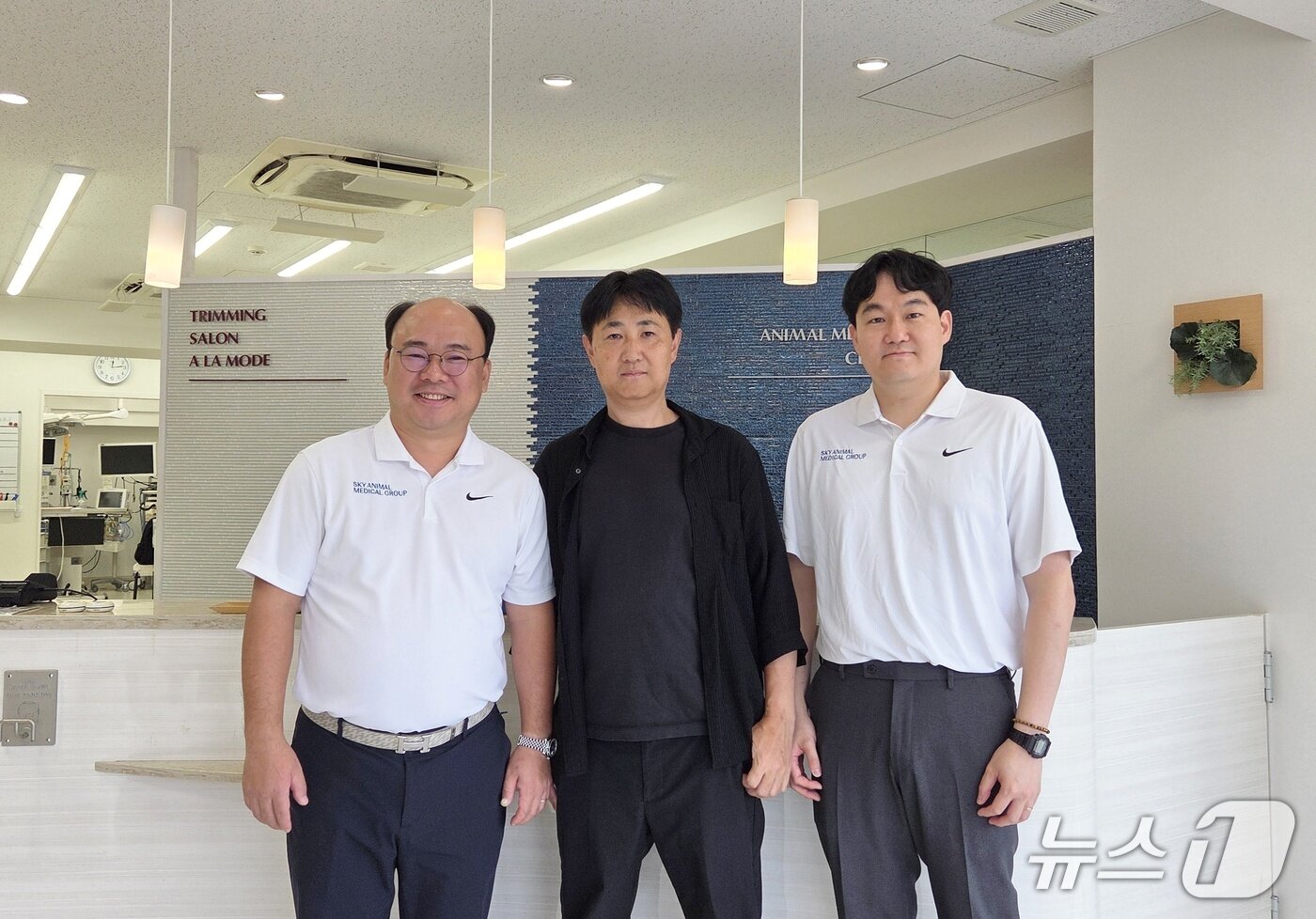본문 이미지 - 스카이동물메디컬센터는 21일 일본 케이힌동물의료센터를 방문했다. 왼쪽부터 오이세 원장, 하루히로 와다 파니메딕애니멀메디컬그룹 대표, 문종선 원장. ⓒ 뉴스1