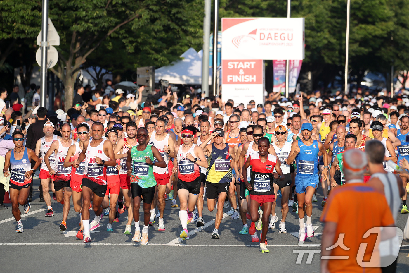 (대구=뉴스1) 공정식 기자 = 23일 오전 대구 수성구 삼덕동 대구육상진흥센터 앞에서 열린 '대구세계마스터즈육상경기대회' 남자 10㎞ 달리기 종목에 출전한 선수들이 힘차게 출발하 …