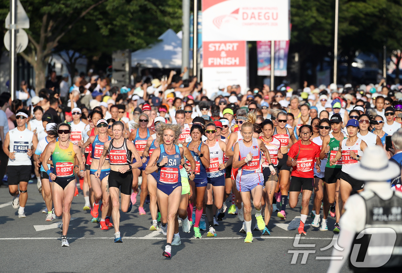 (대구=뉴스1) 공정식 기자 = 23일 오전 대구 수성구 삼덕동 대구육상진흥센터 앞에서 열린 '대구세계마스터즈육상경기대회' 여자 10㎞ 달리기 종목에 출전한 선수들이 힘차게 출발하 …