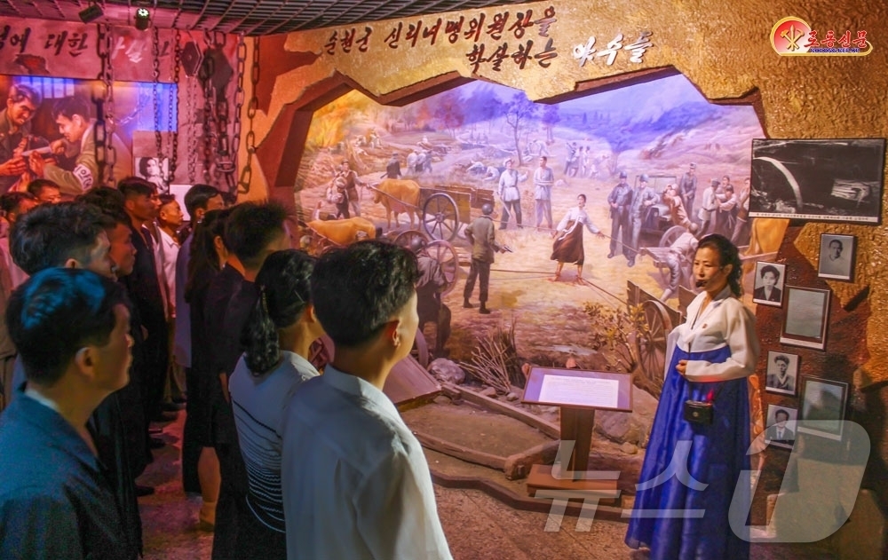 (평양 노동신문=뉴스1) = 북한 노동당 기관지 노동신문은 23일 6·25전쟁 당시 순천군 내남면 신리여맹위원장이었던 김순녀가 '치안대'에 붙잡혀 팔다리가 네 대의 달구지에 결박된 …