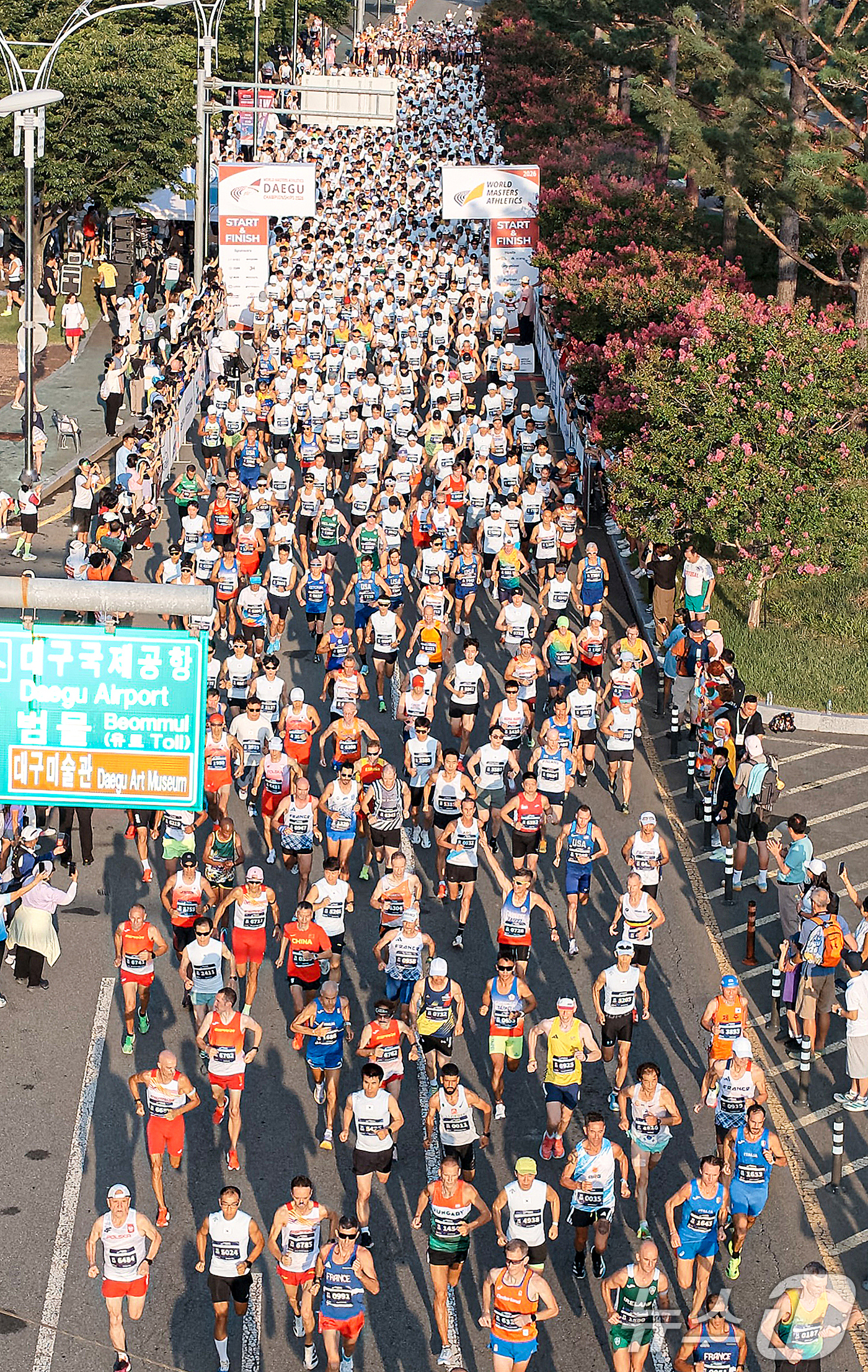 (대구=뉴스1) 공정식 기자 = 23일 오전 대구 수성구 삼덕동 대구육상진흥센터 앞에서 열린 '대구세계마스터즈육상경기대회' 남자 10㎞ 달리기 종목에 출전한 선수들이 힘차게 출발하 …