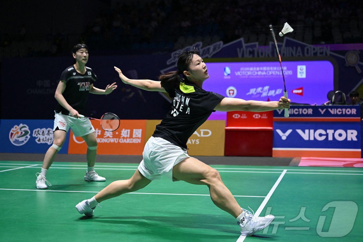 본문 이미지 - 여자 복식 이소희와 백하나. ⓒ AFP=뉴스1