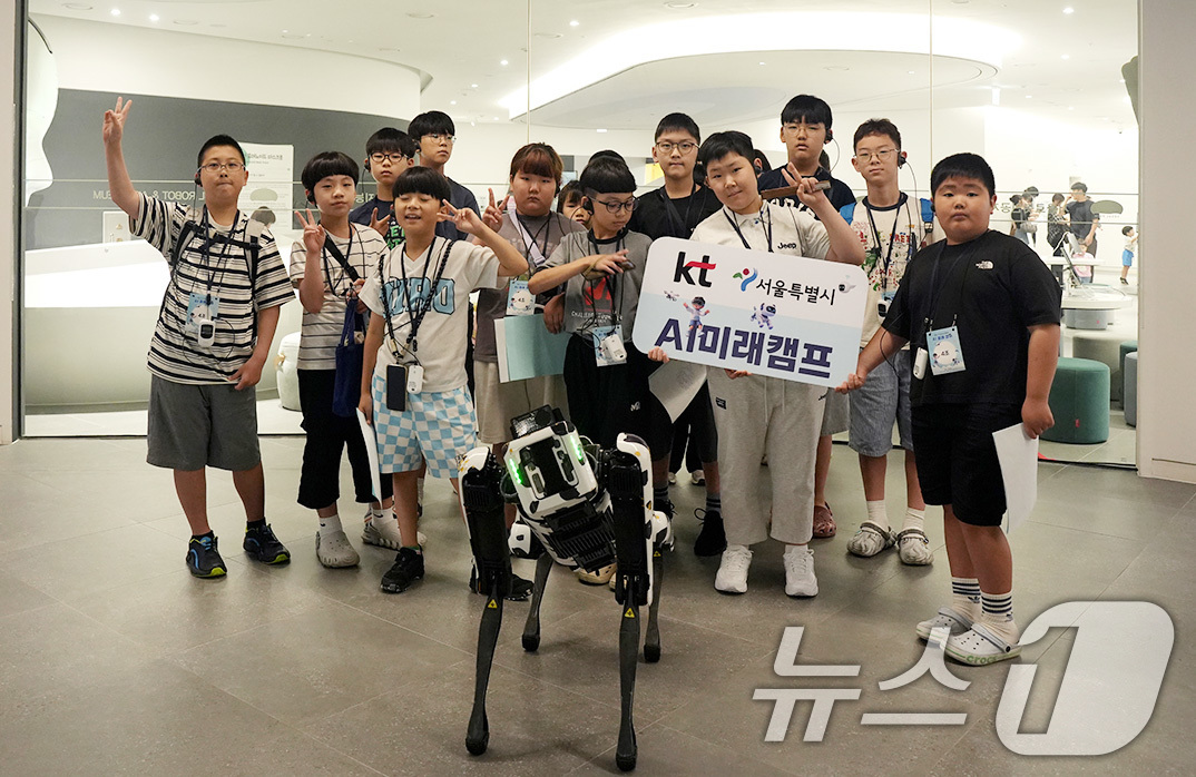 (서울=뉴스1) 박지혜 기자 = KT는 지난 22일 서울시, 서울로봇인공지능과학관, 서울도봉경찰서와 초등학생을 대상으로 'KT-서울시와 함께하는 AI 미래 캠프'를 개최했다고 23 …