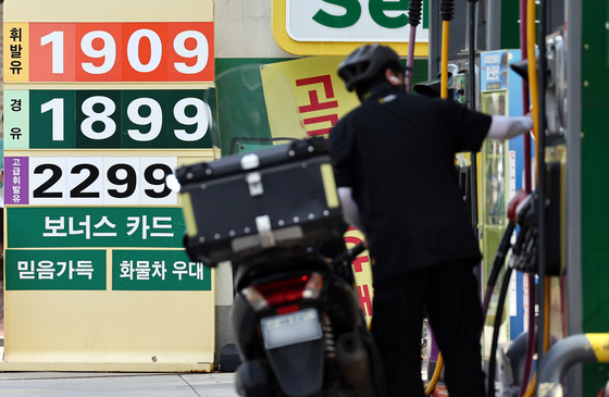 국내 주유소 기름값 14주째 하락, 1800원대 중반