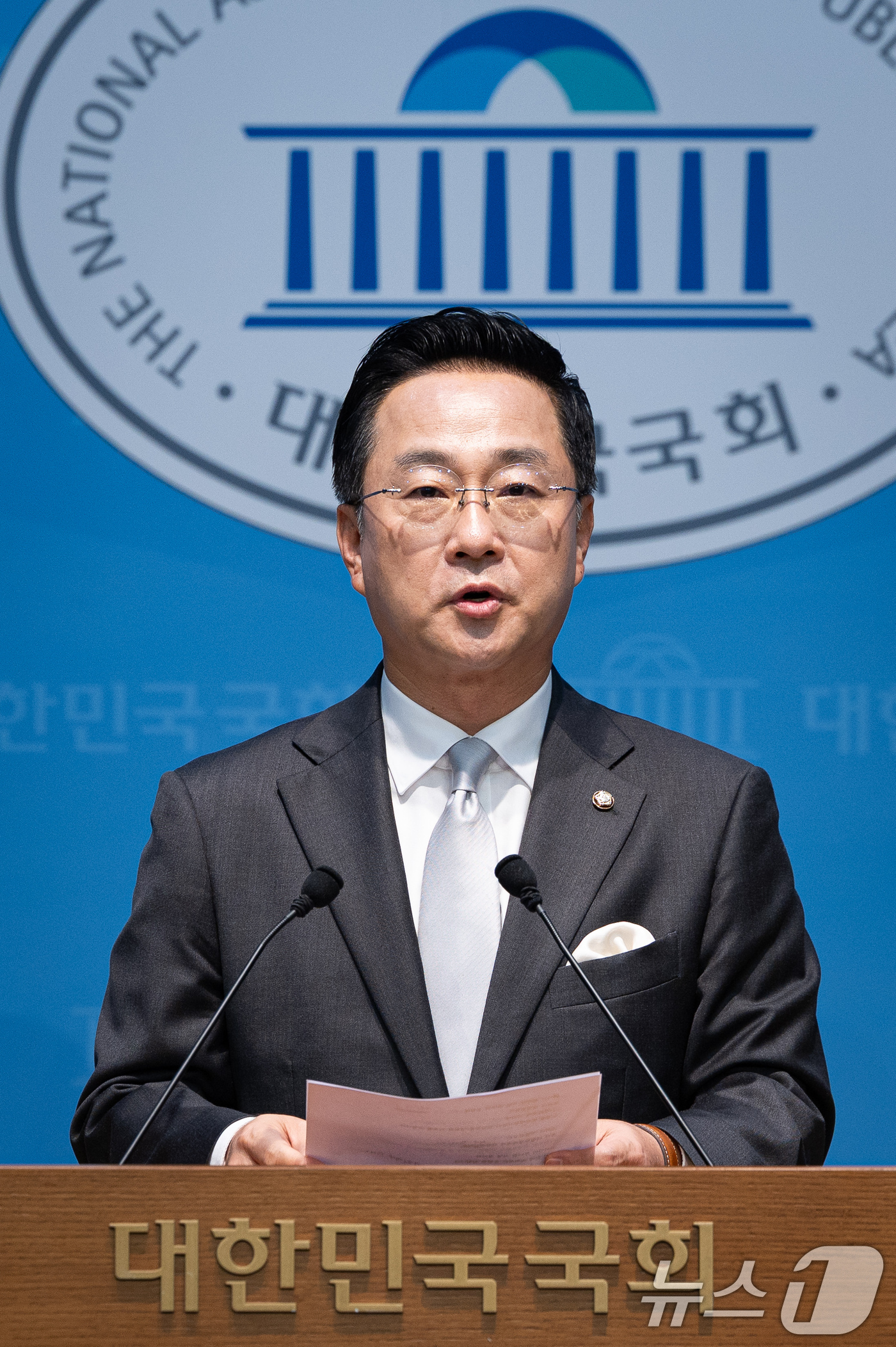 (서울=뉴스1) 유승관 기자 = 박성준 더불어민주당 수석대변인이 23일 서울 여의도 국회 소통관에서 조희대 대법원장 규탄 및 사퇴 촉구 관련 브리핑을 하고 있다. 2026.8.23 …