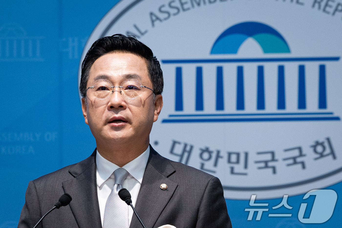 (서울=뉴스1) 유승관 기자 = 박성준 더불어민주당 수석대변인이 23일 서울 여의도 국회 소통관에서 조희대 대법원장 규탄 및 사퇴 촉구 관련 브리핑을 하고 있다. 2026.8.23 …
