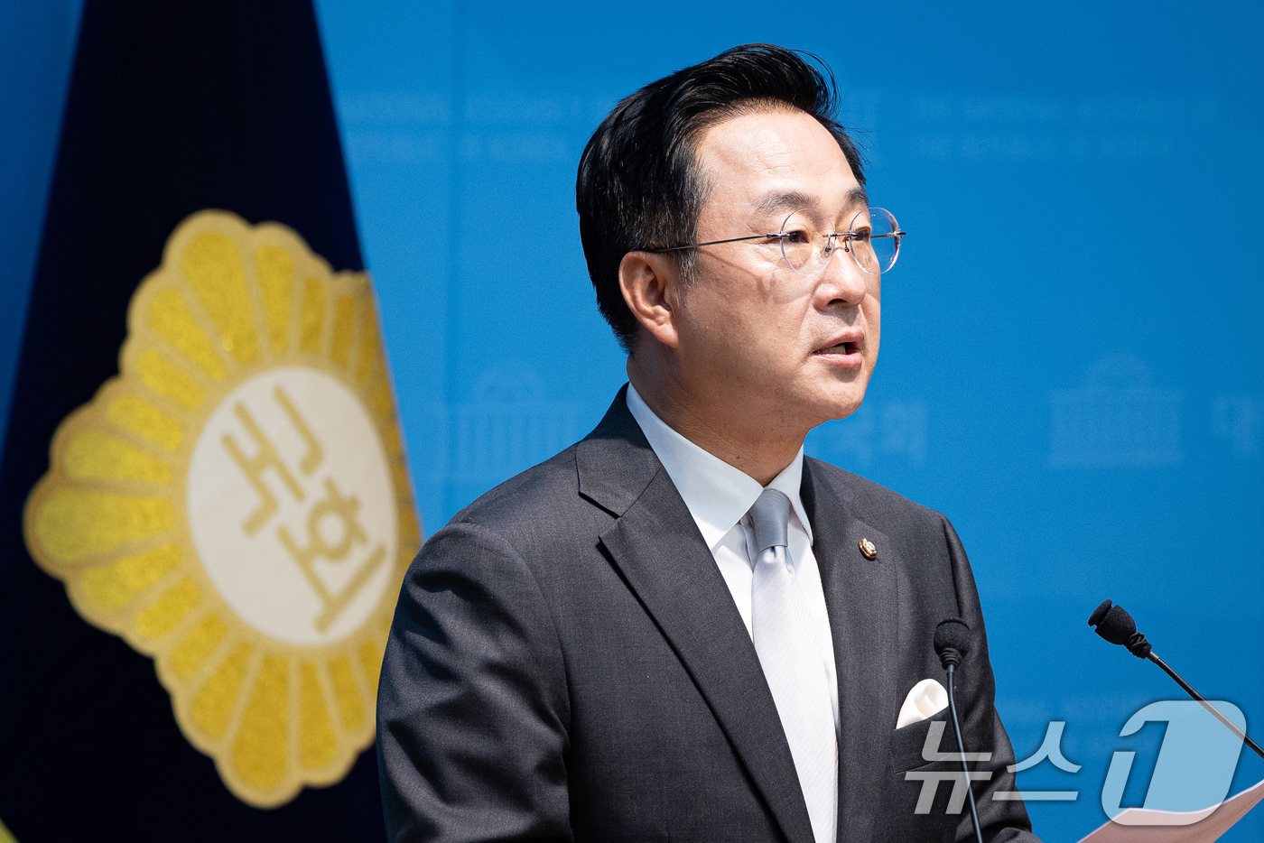 (서울=뉴스1) 유승관 기자 = 박성준 더불어민주당 수석대변인이 23일 서울 여의도 국회 소통관에서 조희대 대법원장 규탄 및 사퇴 촉구 관련 브리핑을 하고 있다. 2026.8.23 …