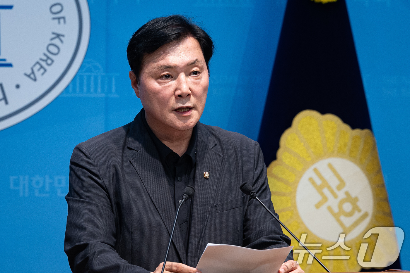 (서울=뉴스1) 유승관 기자 = 조계원 더불어민주당 대변인이 23일 서울 여의도 국회 소통관에서 북극항로 첫 시범운항 관련 브리핑을 하고 있다. 2026.8.23/뉴스1