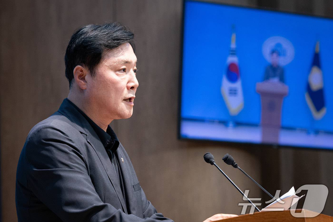 (서울=뉴스1) 유승관 기자 = 조계원 더불어민주당 대변인이 23일 서울 여의도 국회 소통관에서 북극항로 첫 시범운항 관련 브리핑을 하고 있다. 2026.8.23/뉴스1