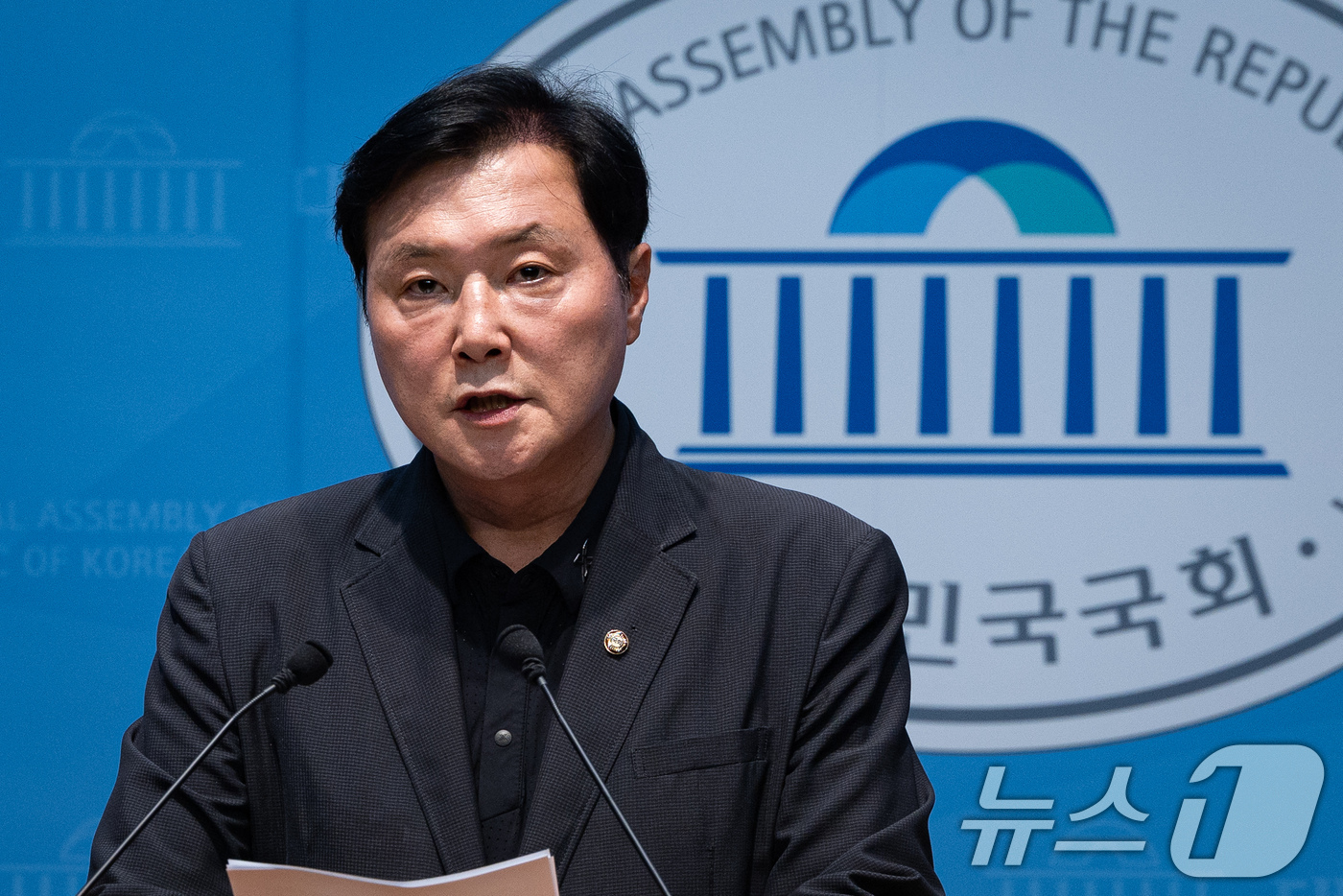 (서울=뉴스1) 유승관 기자 = 조계원 더불어민주당 대변인이 23일 서울 여의도 국회 소통관에서 북극항로 첫 시범운항 관련 브리핑을 하고 있다. 2026.8.23/뉴스1