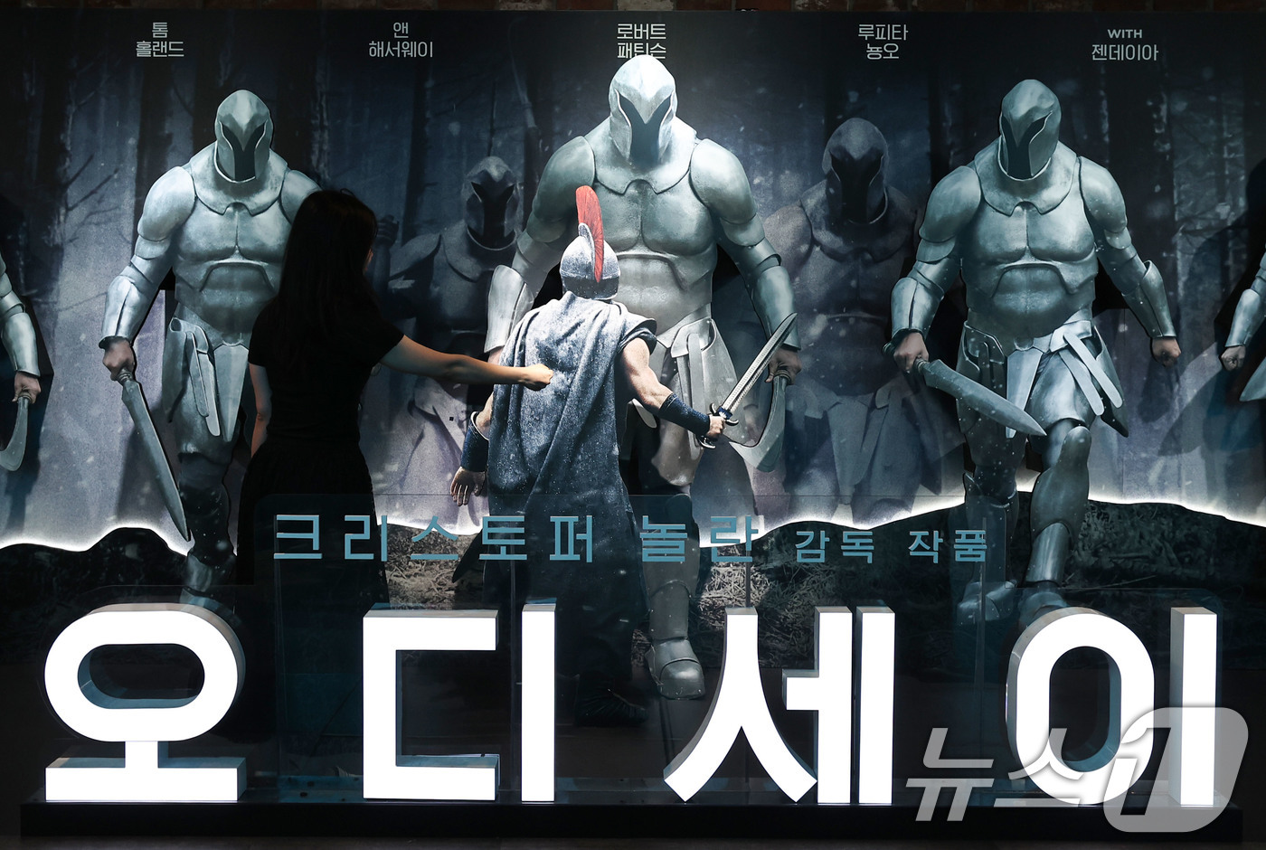 (서울=뉴스1) 이종수 기자 = 영화 오디세이가 700만 관객 돌파를 앞둔 23일 오전 서울 시내 한 영화관에 오디세이 조형물이 설치되어 있다. 영화진흥위원회 통합 전산망에 따르면 …