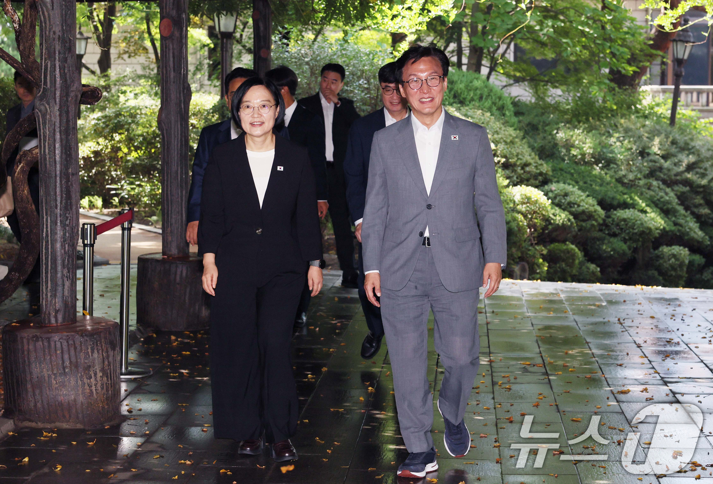 (서울=뉴스1) 오대일 기자 = 한성숙 국무총리와 김민석 더불어민주당 대표가 23일 서울 종로구 삼청동 총리공관에서 열린 제10차 고위당정협의회에서 나란히 입장하고 있다. (공동취 …