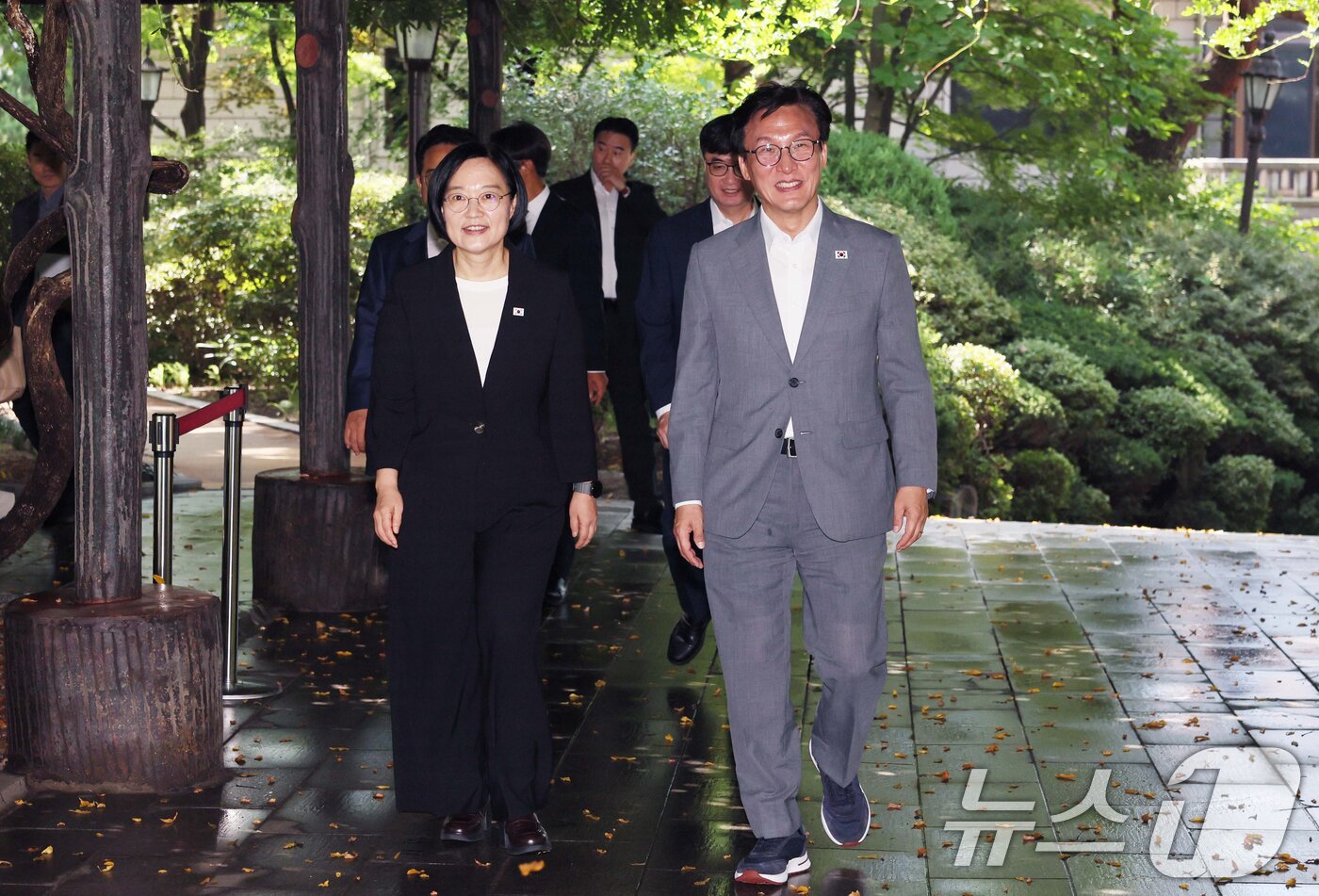 본문 이미지 - 한성숙 국무총리와 김민석 더불어민주당 대표가 23일 서울 종로구 삼청동 총리공관에서 열린 제10차 고위당정협의회에서 나란히 입장하고 있다. (공동취재) 2026.8.23 ⓒ 뉴스1 오대일 기자