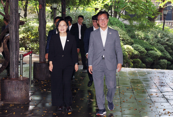 보조 맞추는 한성숙 총리와 김민석 대표