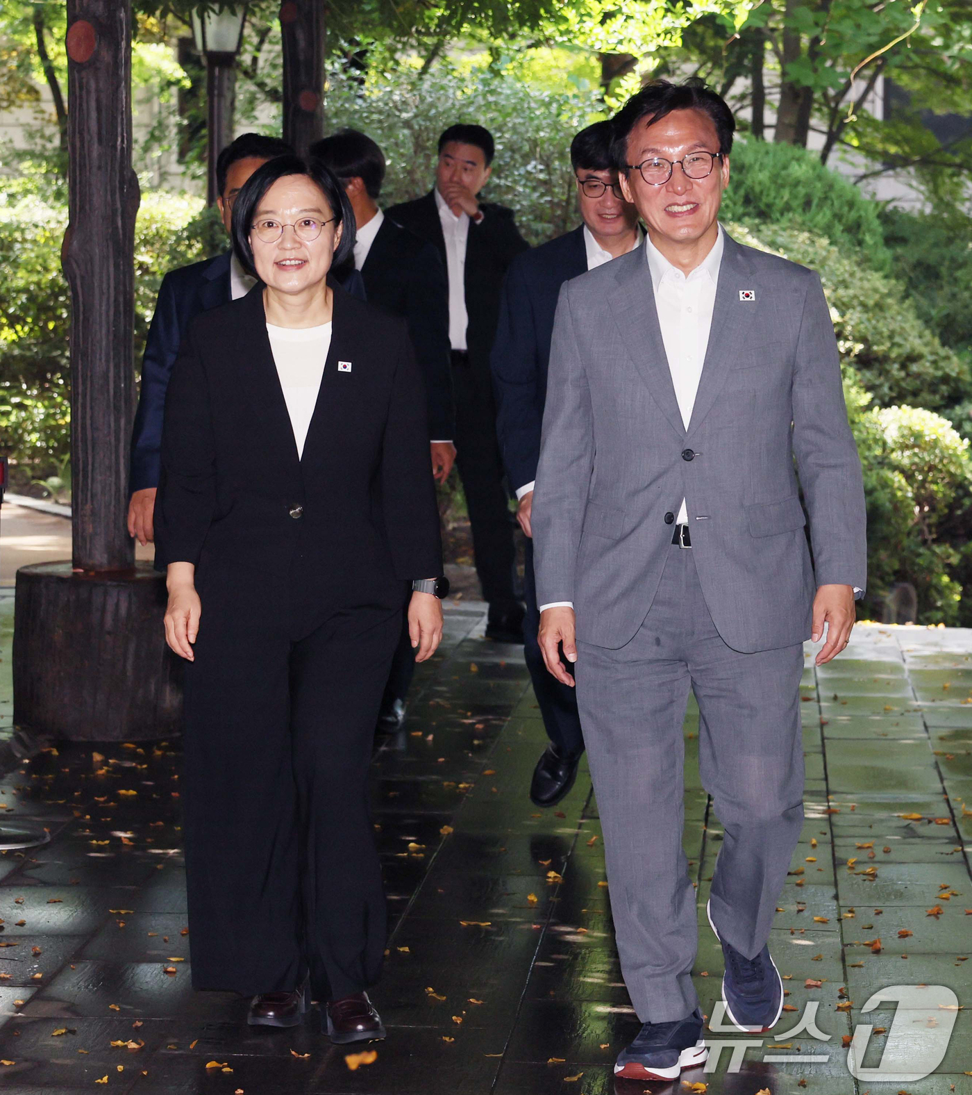 (서울=뉴스1) 오대일 기자 = 한성숙 국무총리와 김민석 더불어민주당 대표가 23일 서울 종로구 삼청동 총리공관에서 열린 제10차 고위당정협의회에서 나란히 입장하고 있다. (공동취 …