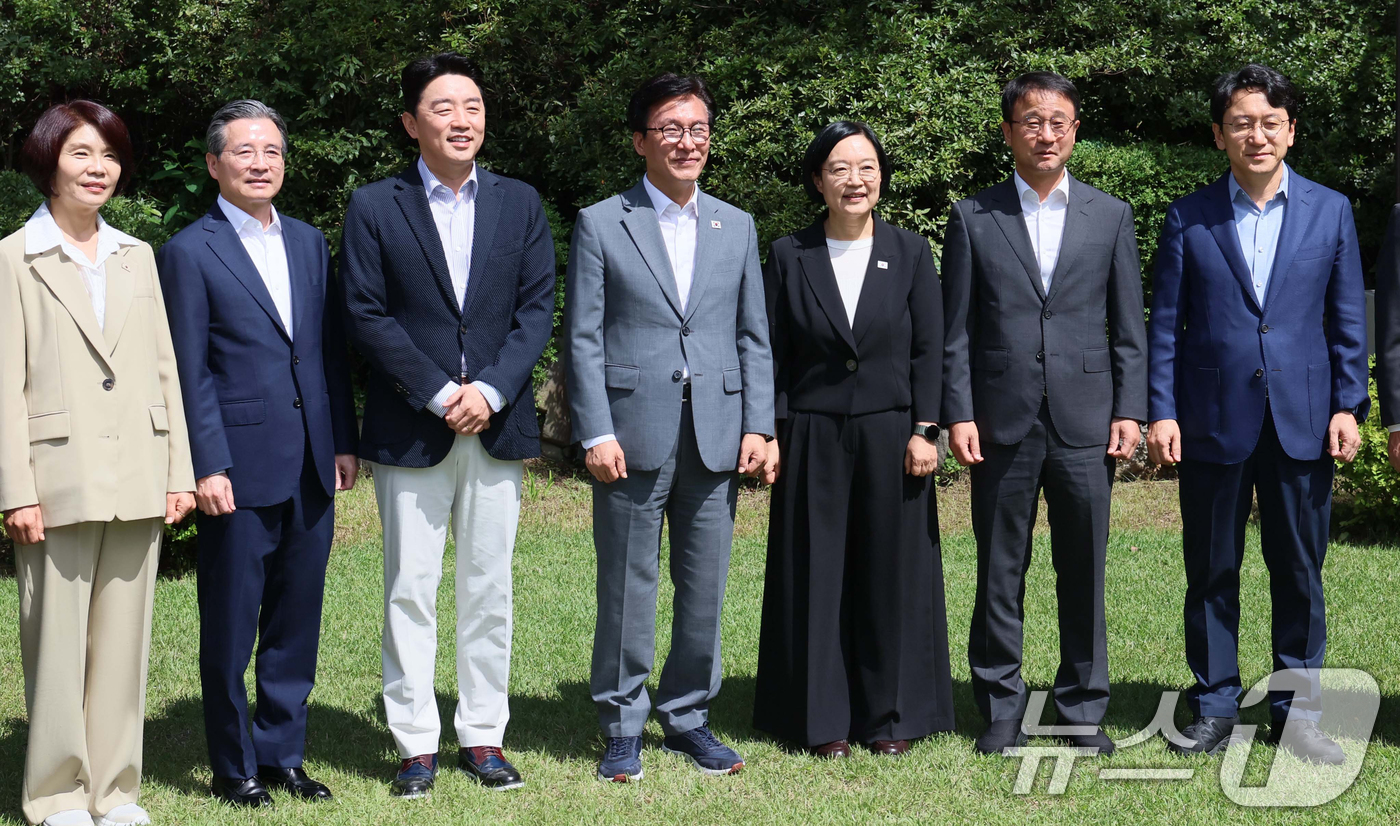 (서울=뉴스1) 오대일 기자 = 23일 서울 종로구 삼청동 총리공관에서 열린 제10차 고위당정협의회에 앞서 한성숙 국무총리와 김민석 더불어민주당 대표, 강훈식 대통령비서실장 등 참 …