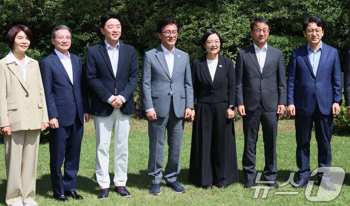본문 이미지 - 23일 서울 종로구 삼청동 총리공관에서 열린 제10차 고위당정협의회에 앞서 한성숙 국무총리와 김민석 더불어민주당 대표, 강훈식 대통령비서실장 등 참석자들이 기념촬영을 하고 있다. (공동취재) 2026.8.23 ⓒ 뉴스1 오대일 기자