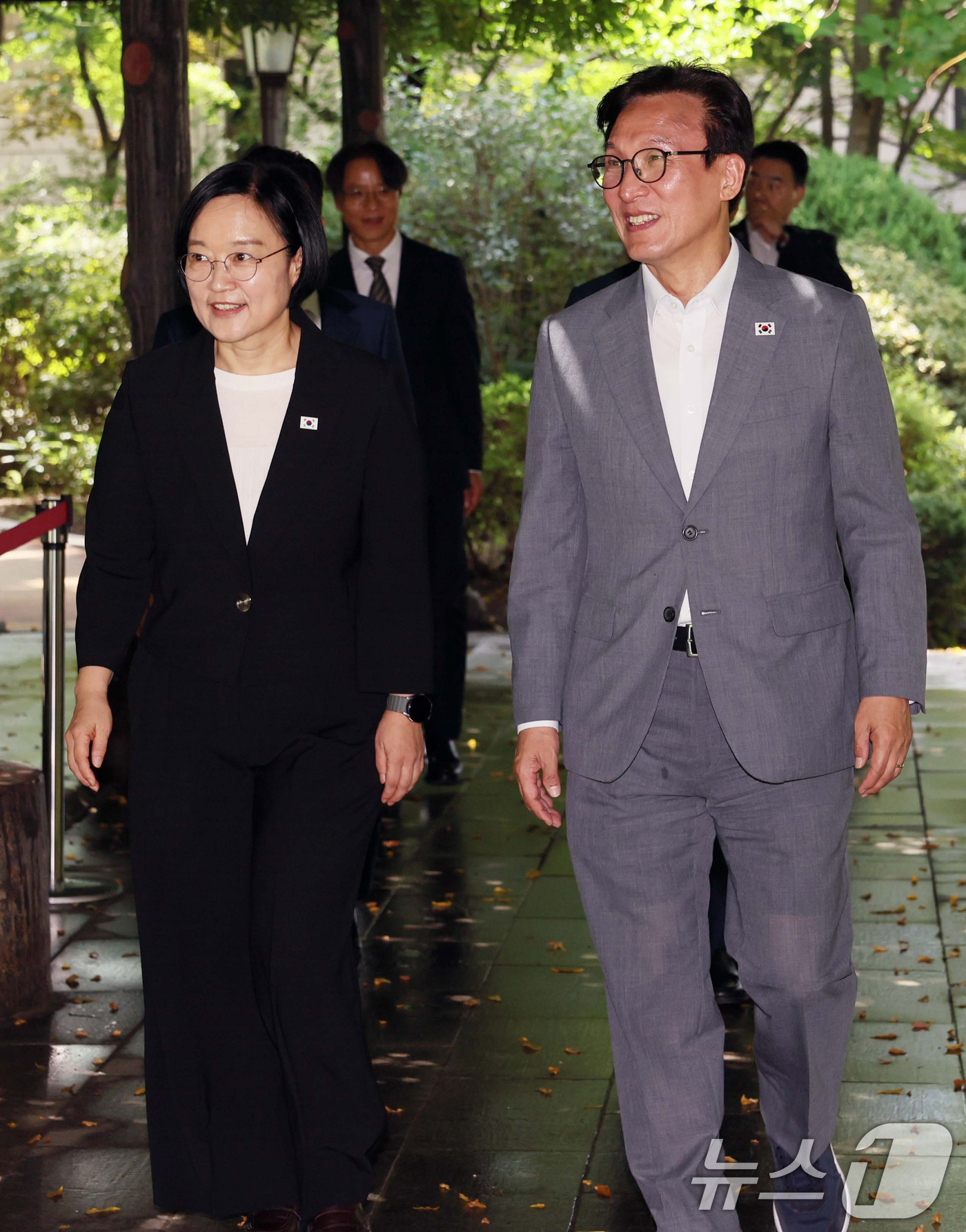 (서울=뉴스1) 오대일 기자 = 한성숙 국무총리와 김민석 더불어민주당 대표가 23일 서울 종로구 삼청동 총리공관에서 열린 제10차 고위당정협의회에 나란히 입장하고 있다. (공동취재 …