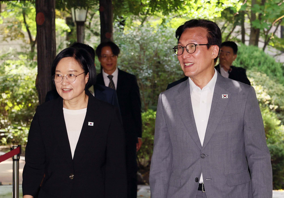 나란히 입장하는 한성숙 총리와 김민석 대표