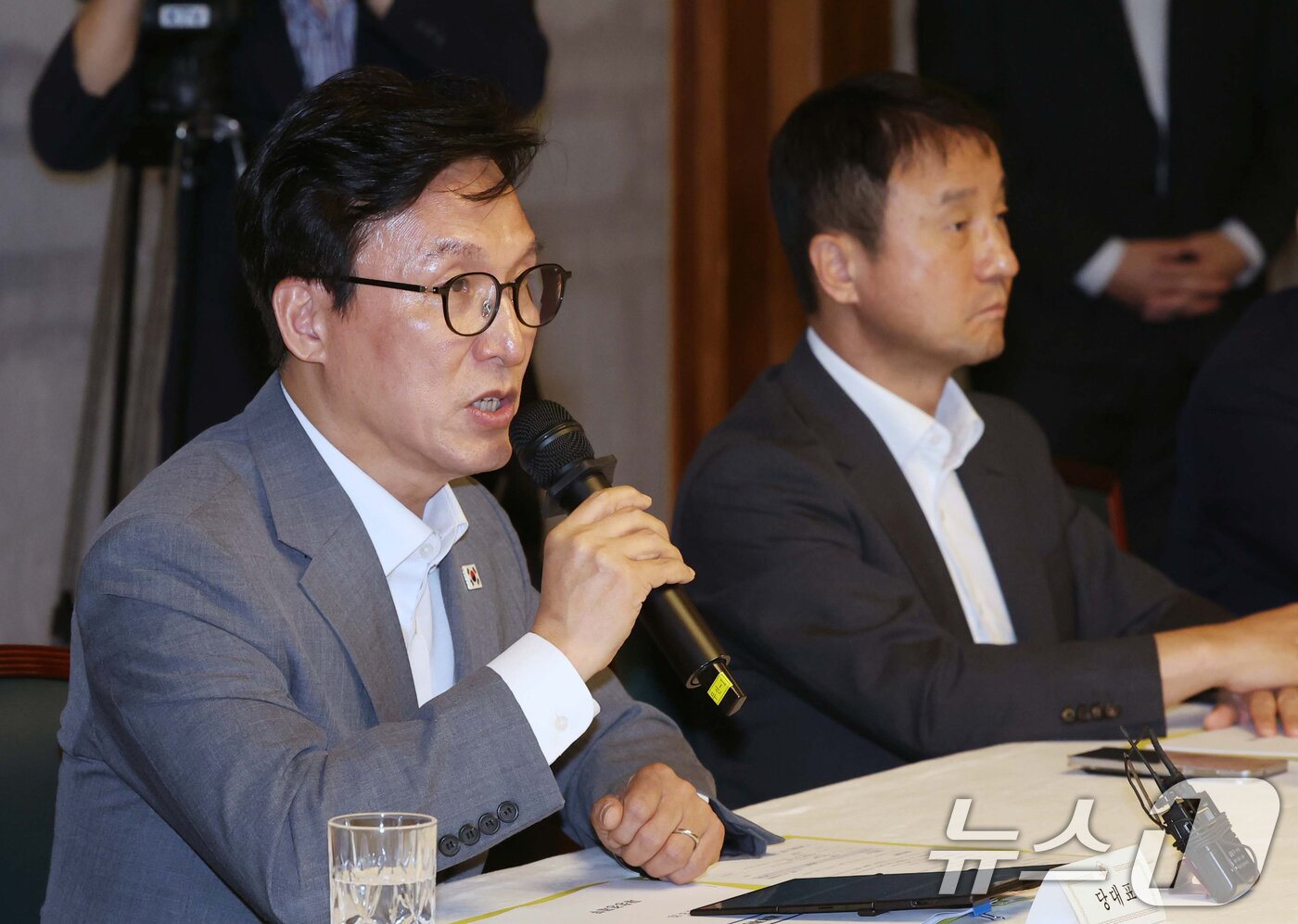 본문 이미지 - 김민석 더불어민주당 대표가 23일 서울 종로구 삼청동 총리공관에서 열린 제10차 고위당정협의회에서 모두발언을 하고 있다. (공동취재) 2026.8.23 ⓒ 뉴스1 오대일 기자