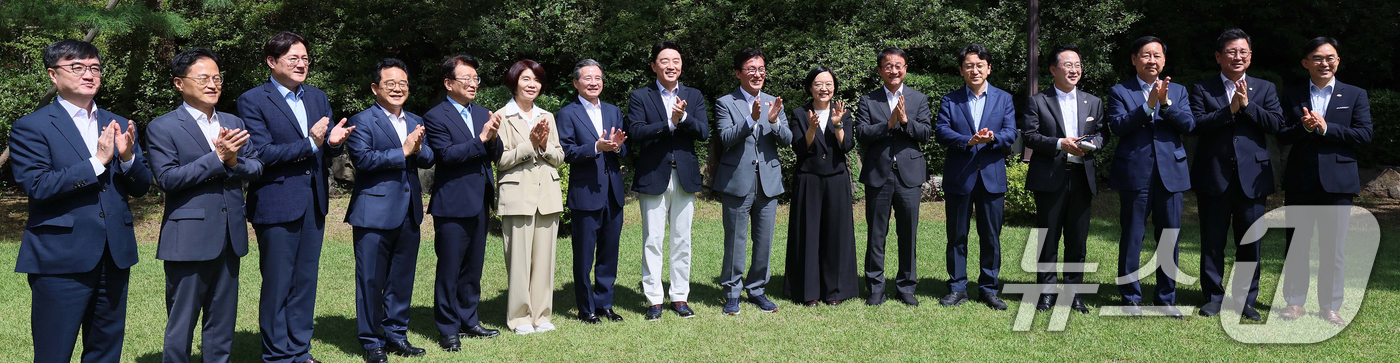 (서울=뉴스1) 오대일 기자 = 23일 서울 종로구 삼청동 총리공관에서 열린 제10차 고위당정협의회에 앞서 한성숙 국무총리와 김민석 더불어민주당 대표, 강훈식 대통령비서실장 등 참 …