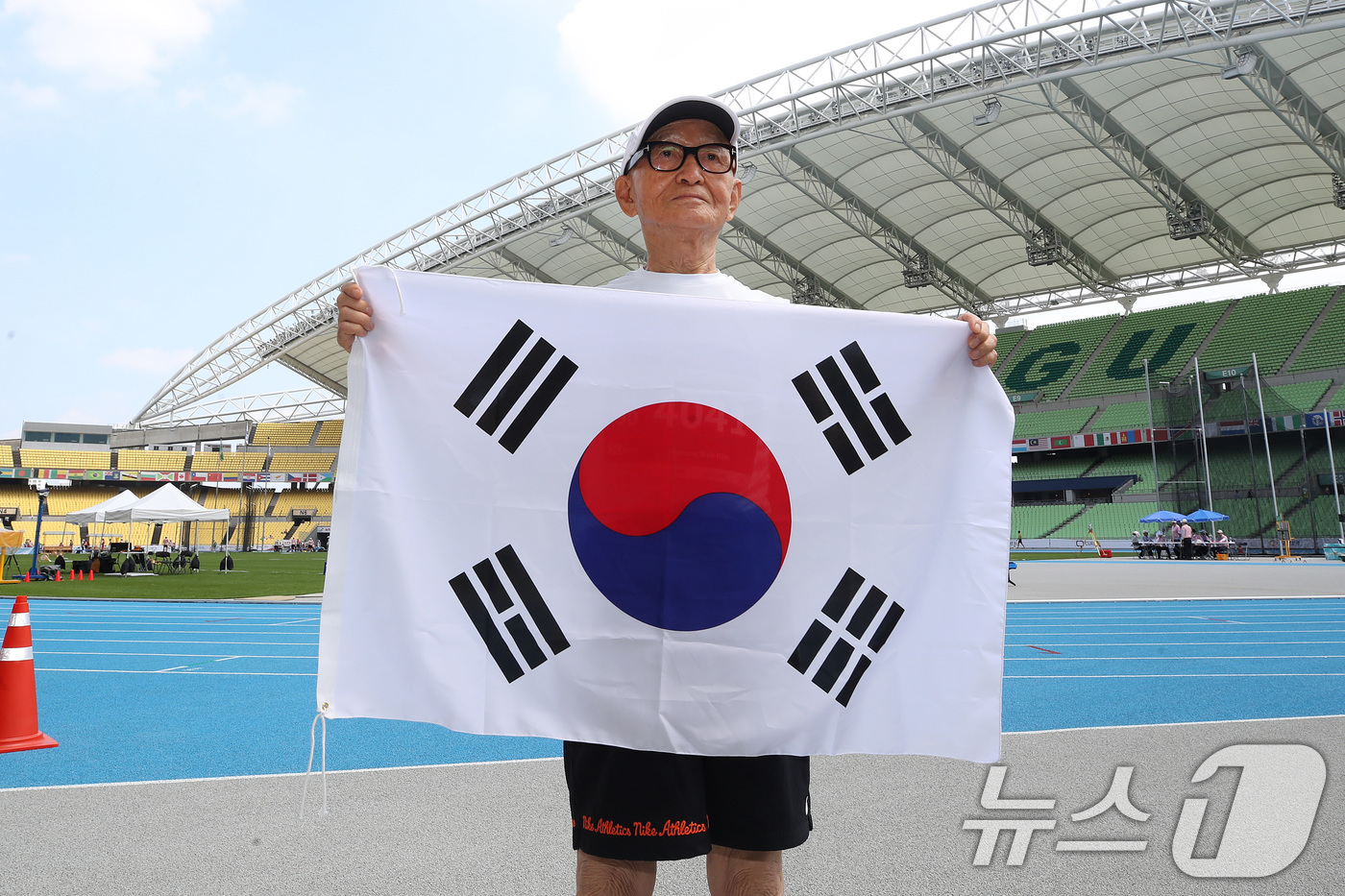 (대구=뉴스1) 공정식 기자 = 23일 오전 대구스타디움에서 열린 '대구세계마스터즈육상경기대회' 남자 90세 100m 달리기 준결승에 출전한 국내 최고령 참가자 김명락 씨(90)가 …