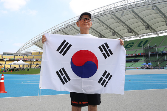 태극기 든 국내 최고령 참가자 김명락 씨