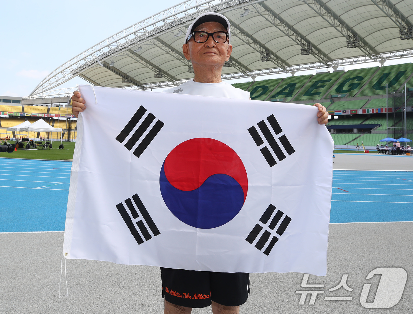 (대구=뉴스1) 공정식 기자 = 23일 오전 대구스타디움에서 열린 '대구세계마스터즈육상경기대회' 남자 90세 100m 달리기 준결승에 출전한 국내 최고령 참가자 김명락 씨(90)가 …