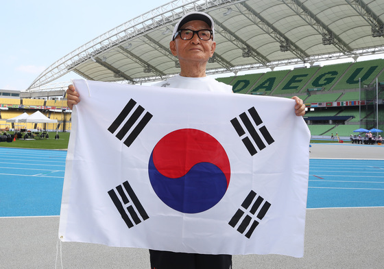 태극기 든 국내 최고령 참가자 김명락 씨