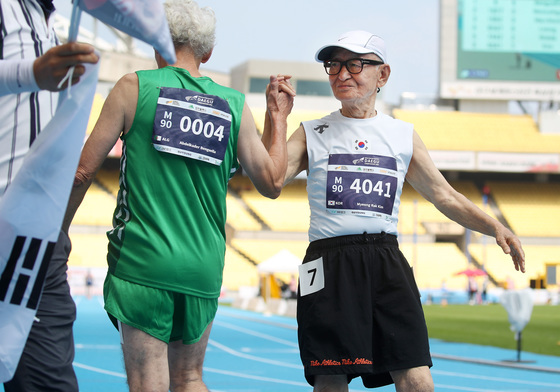 '대구세계마스터즈육상' 외국인 선수와 축하