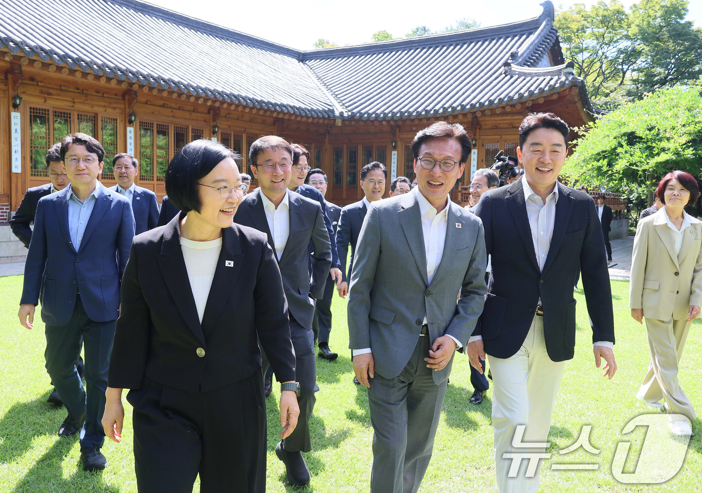 (서울=뉴스1) 오대일 기자 = 한성숙 국무총리(왼쪽부터)와 김민석 더불어민주당 대표, 강훈식 대통령비서실장이 23일 서울 종로구 총리공관에서 열린 고위당정협의회에서 기념촬영을 위 …
