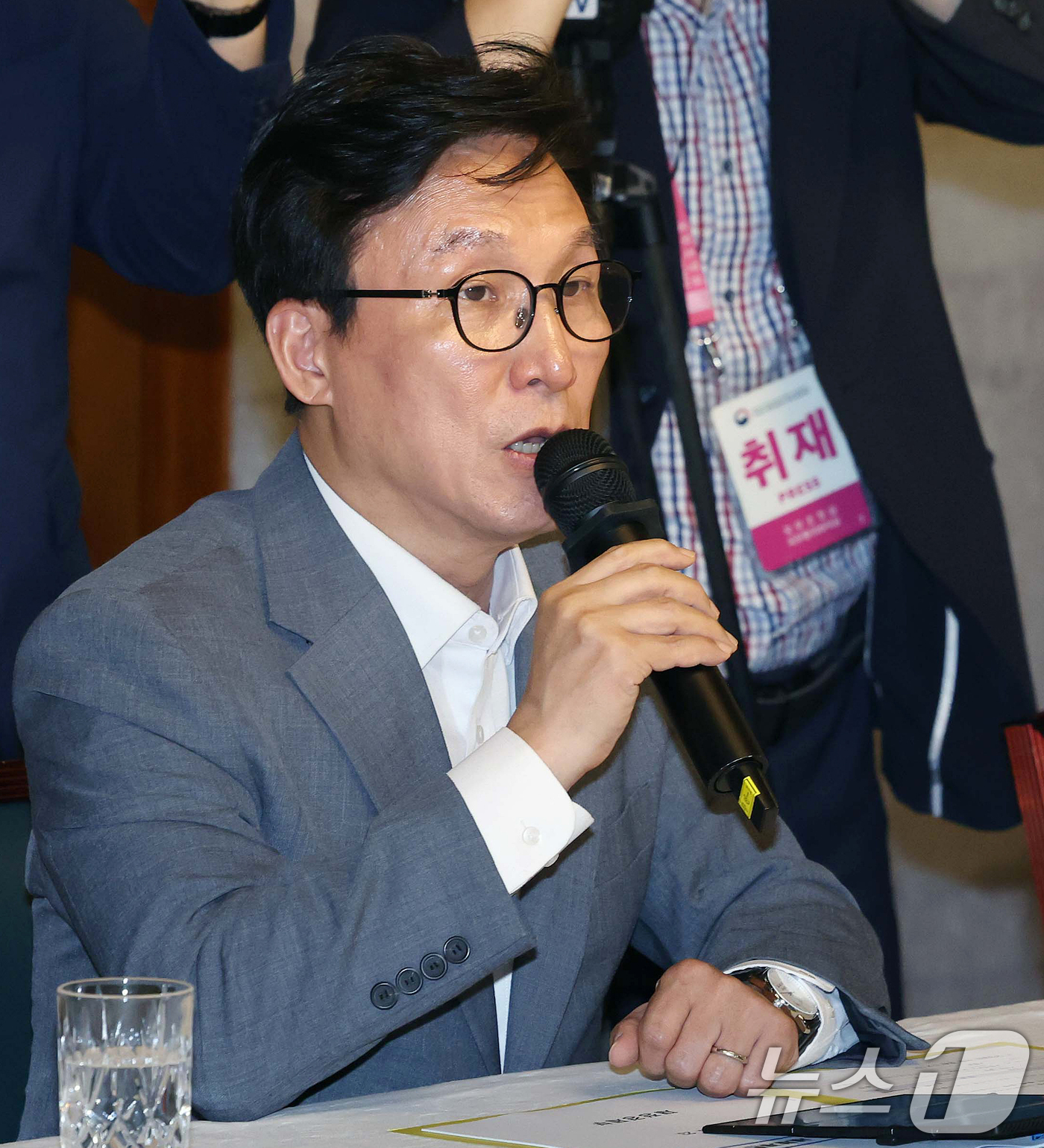 (서울=뉴스1) 오대일 기자 = 김민석 더불어민주당 대표가 23일 서울 종로구 삼청동 총리공관에서 열린 제10차 고위당정협의회에서 모두발언을 하고 있다. (공동취재) 2026.8. …