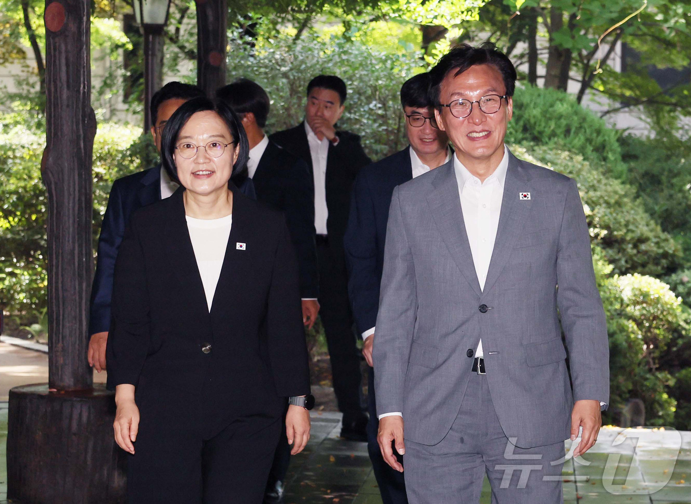 (서울=뉴스1) 오대일 기자 = 한성숙 국무총리와 김민석 더불어민주당 대표가 23일 서울 종로구 삼청동 총리공관에서 열린 제10차 고위당정협의회에서 나란히 입장하고 있다. (공동취 …