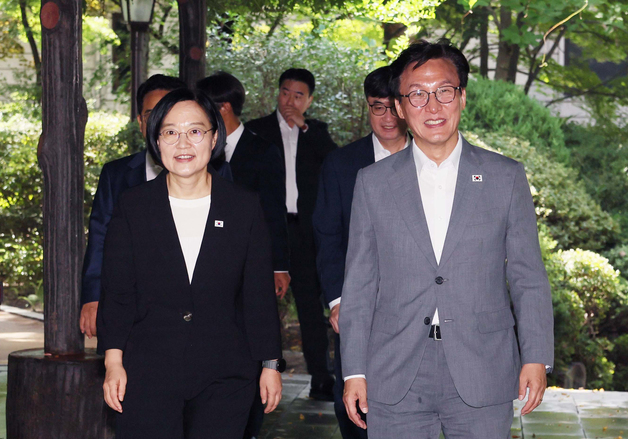 나란히 입장하는 한성숙 총리와 김민석 대표