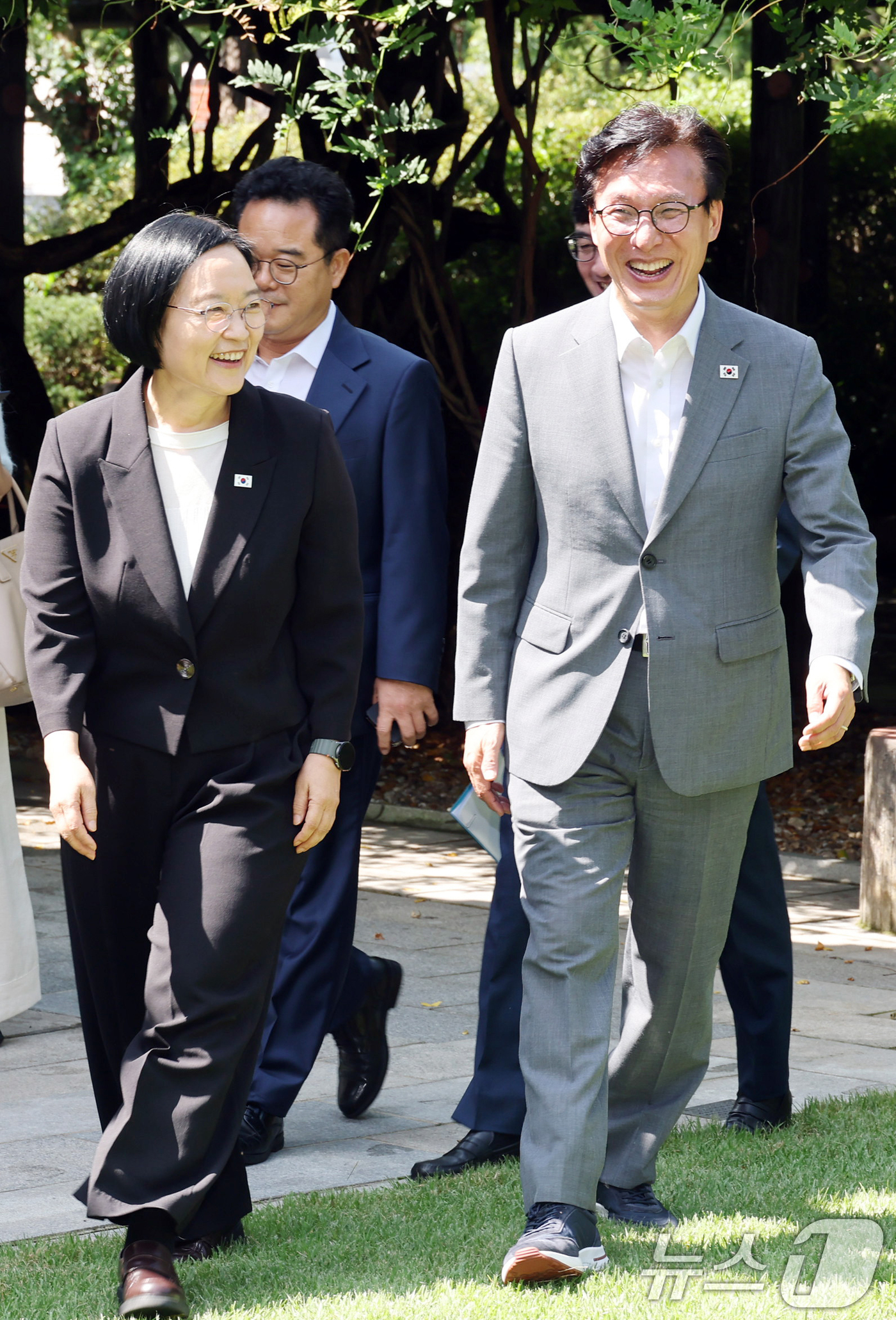 (서울=뉴스1) 오대일 기자 = 한성숙 국무총리와 김민석 더불어민주당 대표가 23일 서울 종로구 삼청동 총리공관에서 열린 제10차 고위당정협의회에서 나란히 입장하고 있다. (공동취 …