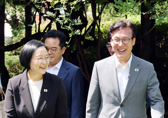 보조 맞추는 국무총리와 여당 대표