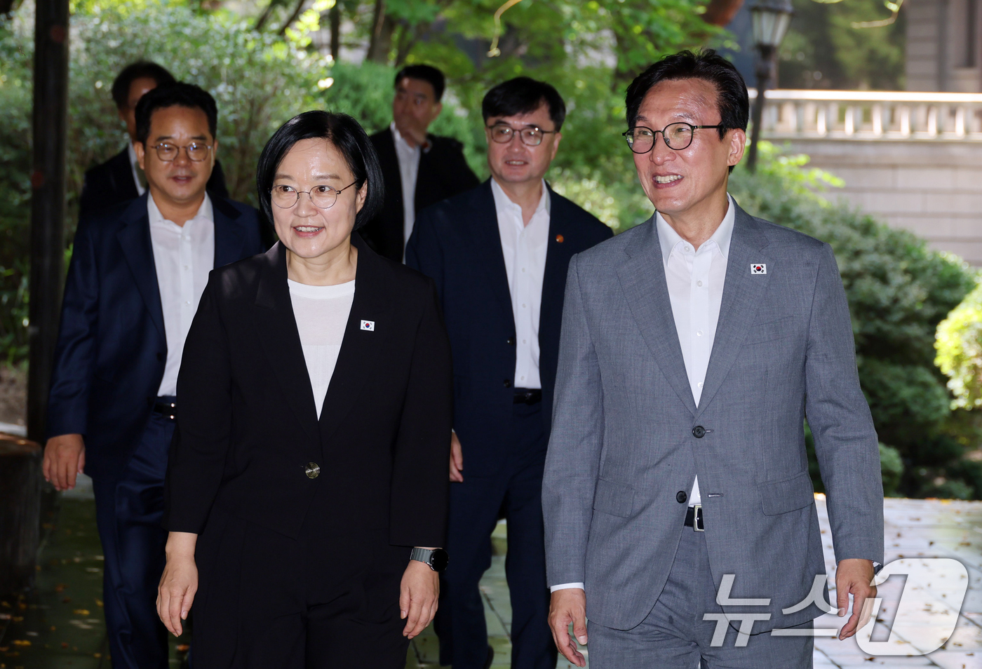 (서울=뉴스1) 오대일 기자 = 한성숙 국무총리와 김민석 더불어민주당 대표가 23일 서울 종로구 삼청동 총리공관에서 열린 제10차 고위당정협의회에서 나란히 입장하고 있다. (공동취 …