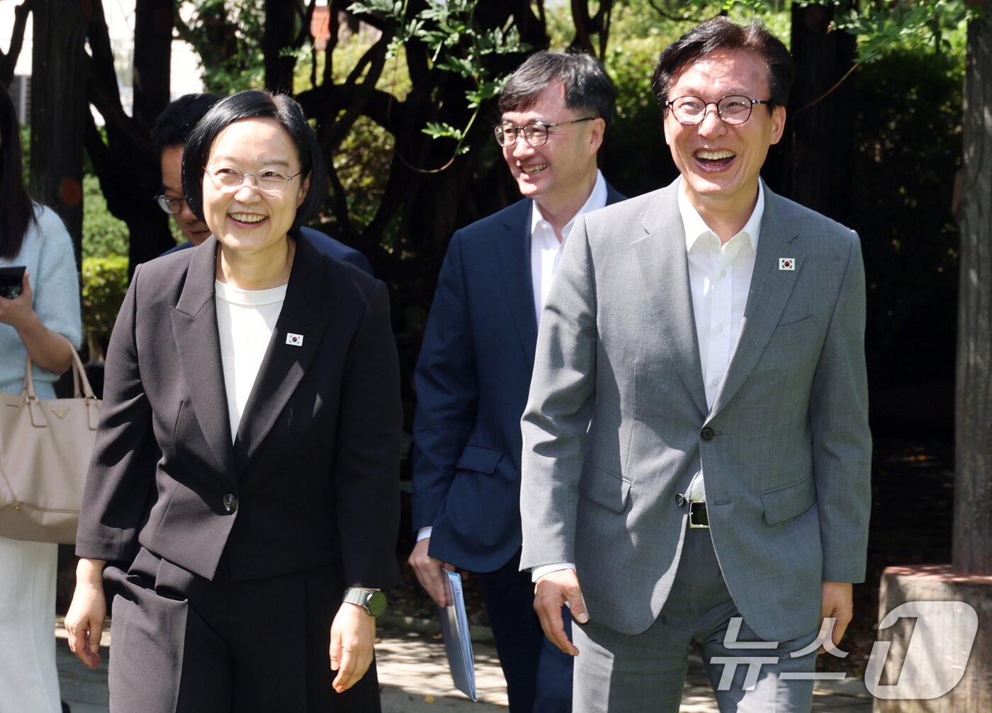 본문 이미지 - 한성숙 국무총리와 김민석 더불어민주당 대표가 23일 서울 종로구 삼청동 총리공관에서 열린 제10차 고위당정협의회에서 나란히 입장하고 있다. (공동취재) 2026.8.23 ⓒ 뉴스1 오대일 기자