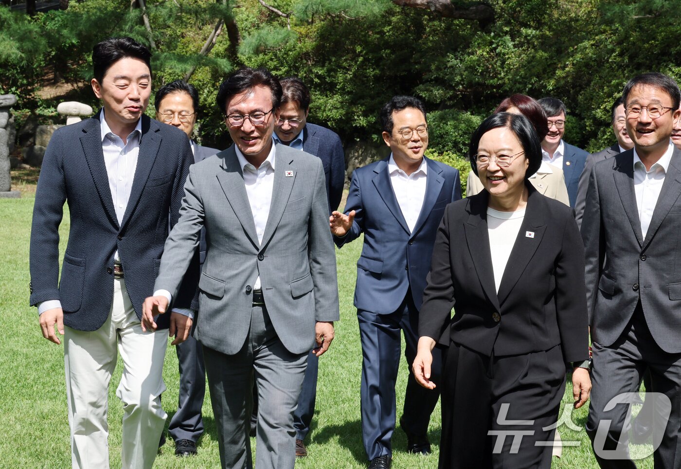 본문 이미지 - 한성숙 국무총리(앞줄 오른쪽부터), 김민석 더불어민주당 대표, 강훈식 대통령 비서실장 등이 23일 서울 종로구 삼청동 총리공관에서 열린 제10차 고위당정협의회에 참석해 기념 촬영을 마친 후 이동하고 있다. (공동취재) 2026.8.23 ⓒ 뉴스1 오대일 기자