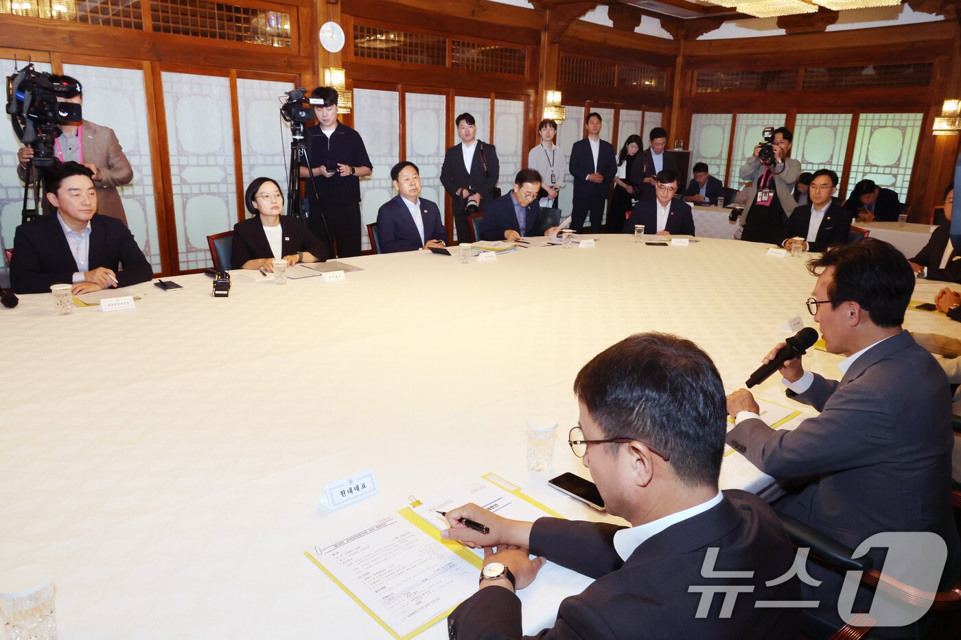 본문 이미지 - 김민석 더불어민주당 대표가 23일 서울 종로구 삼청동 총리공관에서 열린 제10차 고위당정협의회에서 활짝 웃고 있다. (공동취재) 2026.8.23 ⓒ 뉴스1 오대일 기자