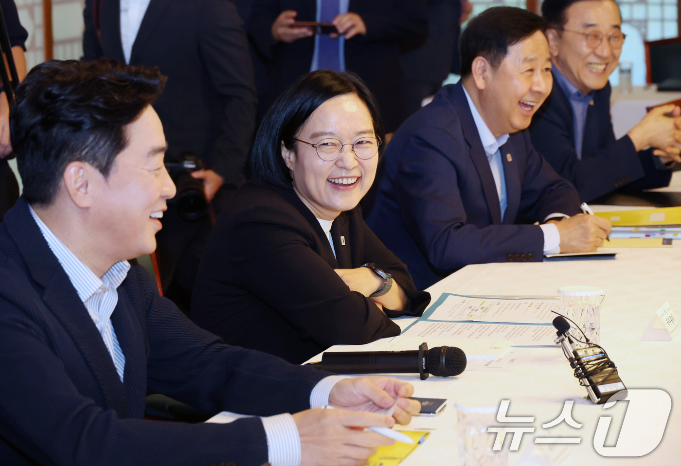 (서울=뉴스1) 오대일 기자 = 한성숙 국무총리가 23일 서울 종로구 삼청동 총리공관에서 열린 제10차 고위당정협의회에서 강훈식 비서실장 등 참석자들과 활짝 웃고 있다. (공동취재 …