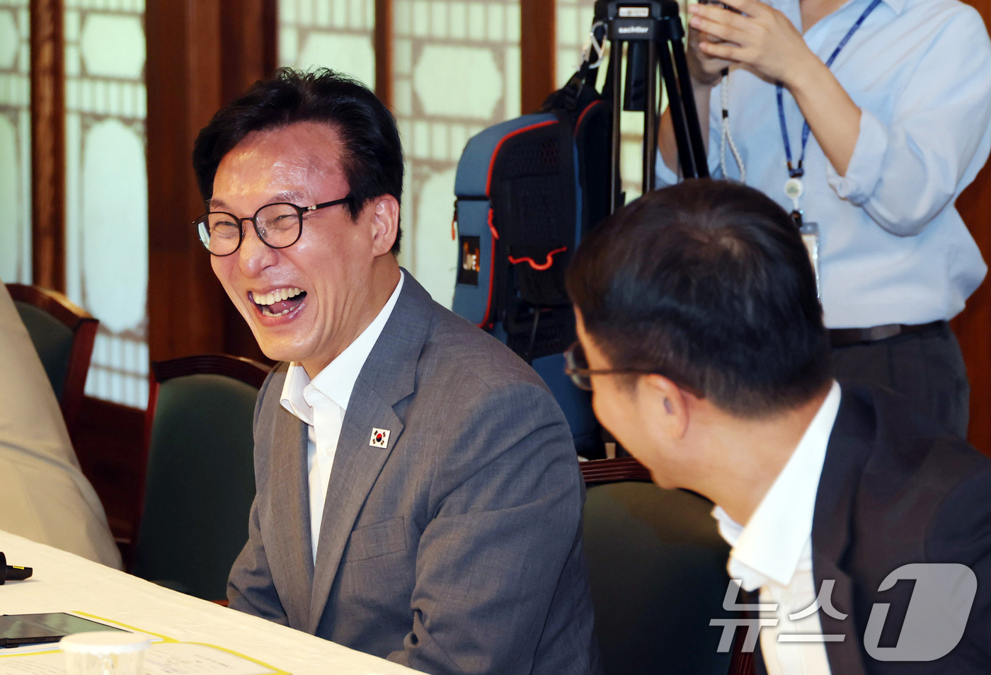 (서울=뉴스1) 오대일 기자 = 김민석 더불어민주당 대표가 23일 서울 종로구 삼청동 총리공관에서 열린 제10차 고위당정협의회에서 활짝 웃고 있다. (공동취재) 2026.8.23/ …