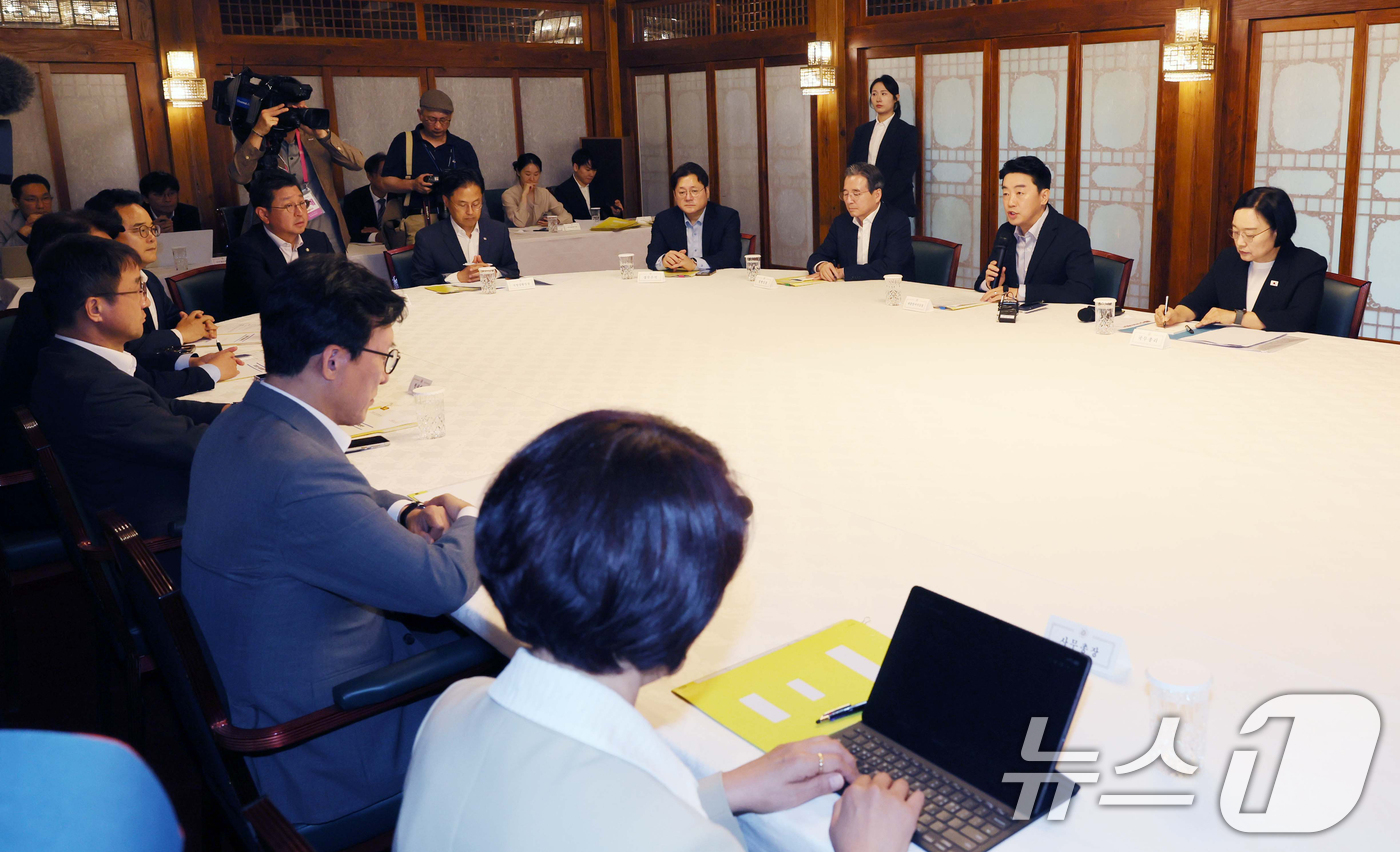 (서울=뉴스1) 오대일 기자 = 강훈식 대통령비서실장이 23일 서울 종로구 삼청동 총리공관에서 열린 제10차 고위당정협의회에서 모두발언을 하고 있다. (공동취재) 2026.8.23 …
